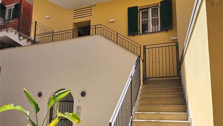 retro con scala per il mare